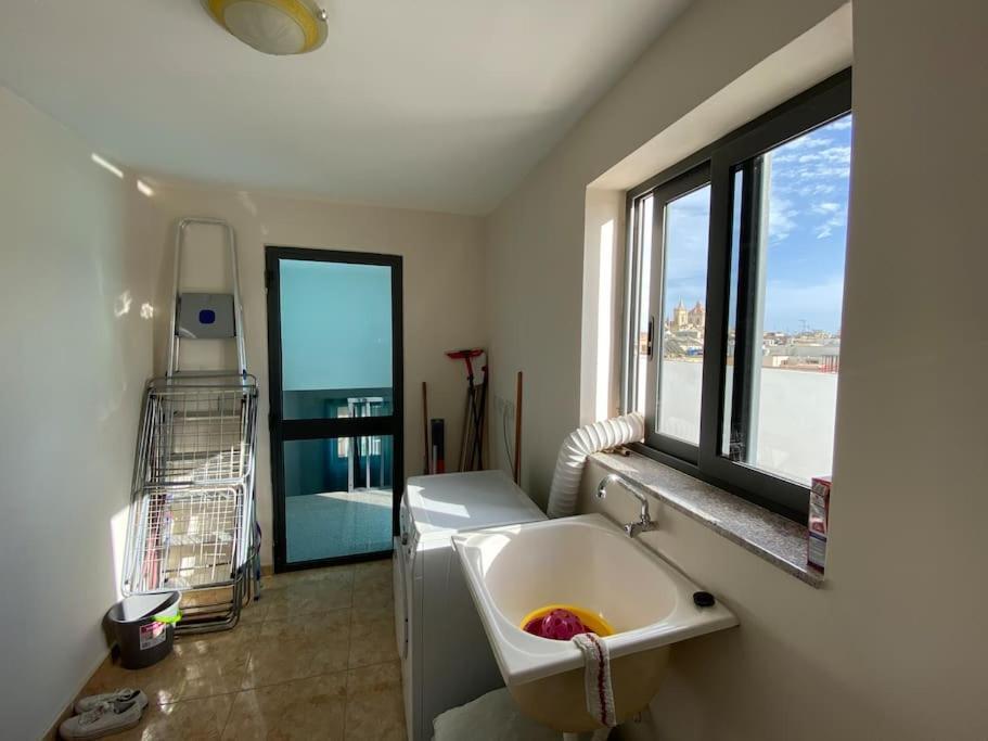 May Flower: Modern Flat Close To Airport/Bus Stops Tarxien Ngoại thất bức ảnh